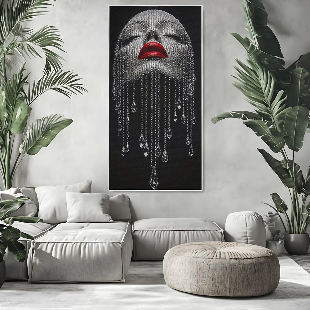 Tablou canvas cu tablou portret femeie cu cristale si buze rosii, in rama de aluminiu argintiu, pe perete intr-un living